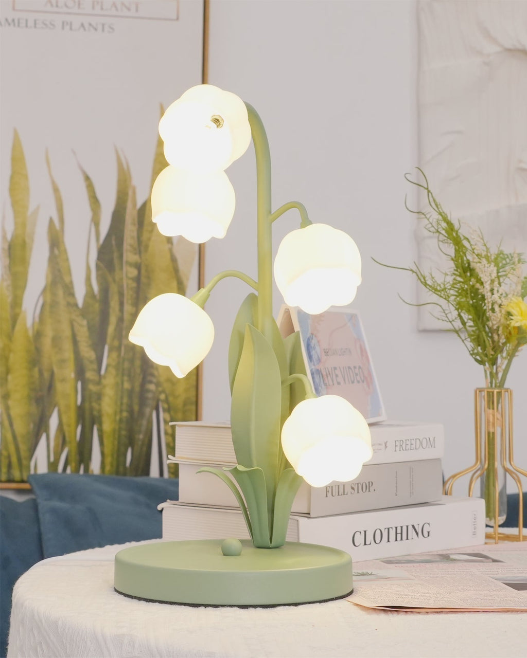 Bell-Orchideen-Tischlampe — floraler Tulpenschirm, Sockel aus Metall und Polycarbonat