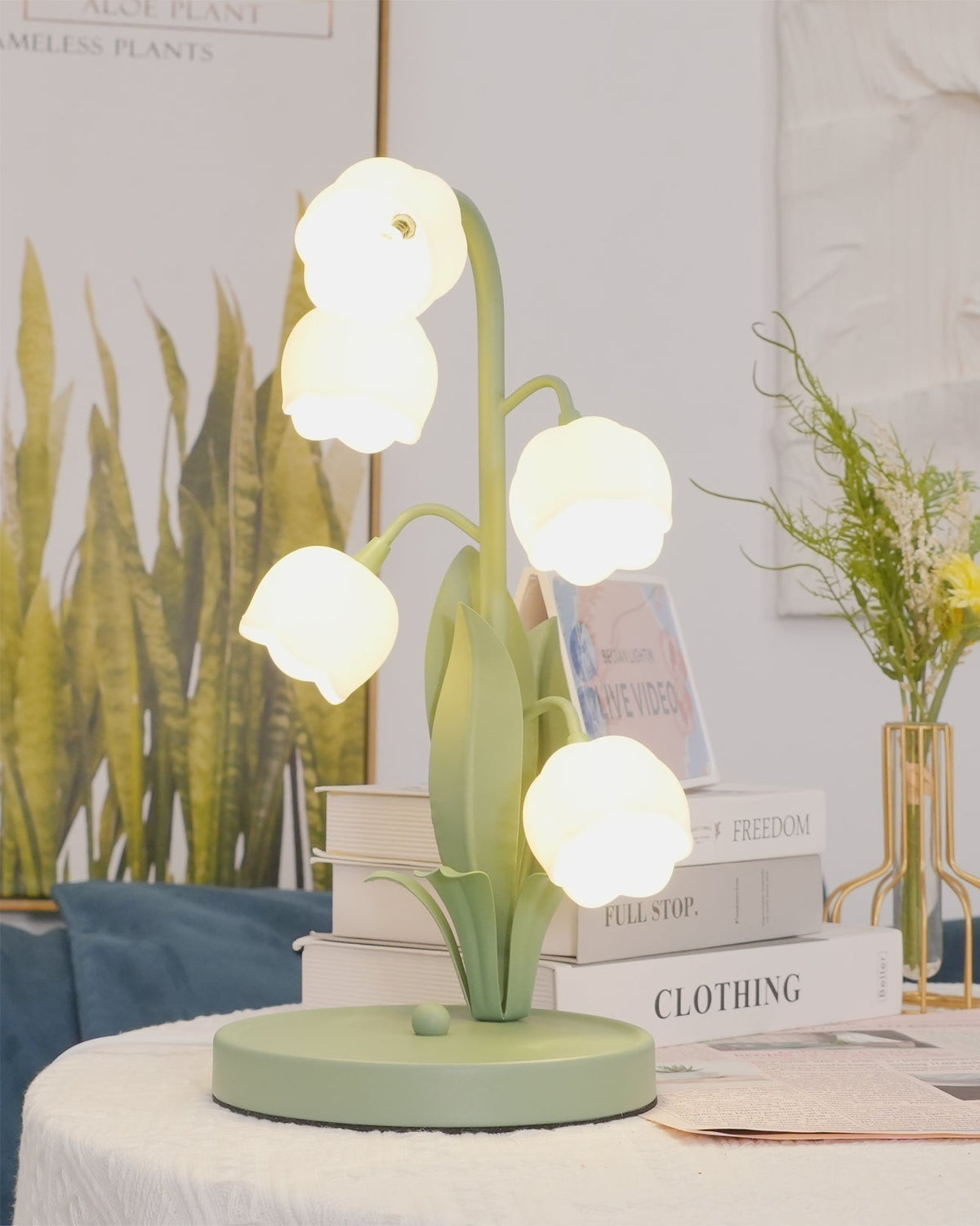 Bell-Orchideen-Tischlampe — floraler Tulpenschirm, Sockel aus Metall und Polycarbonat