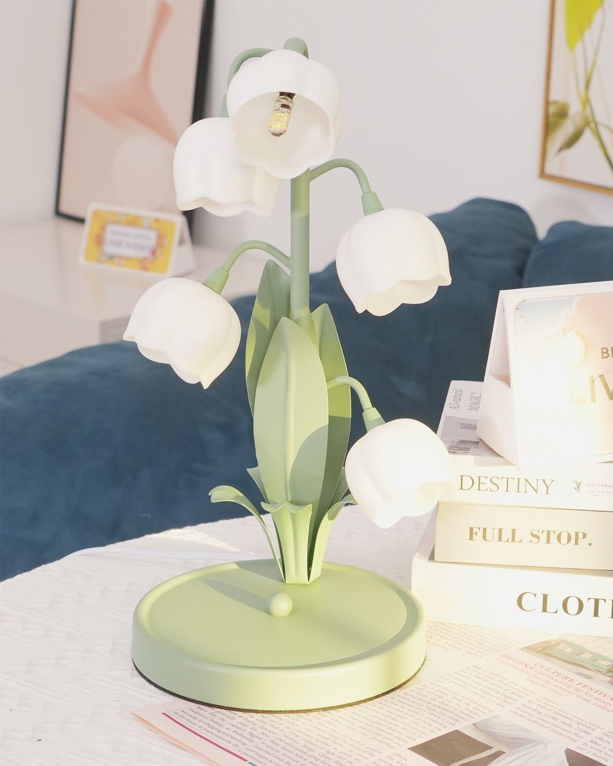 Bell-Orchideen-Tischlampe — floraler Tulpenschirm, Sockel aus Metall und Polycarbonat