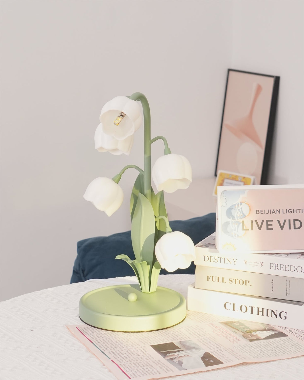 Bell-Orchideen-Tischlampe — floraler Tulpenschirm, Sockel aus Metall und Polycarbonat