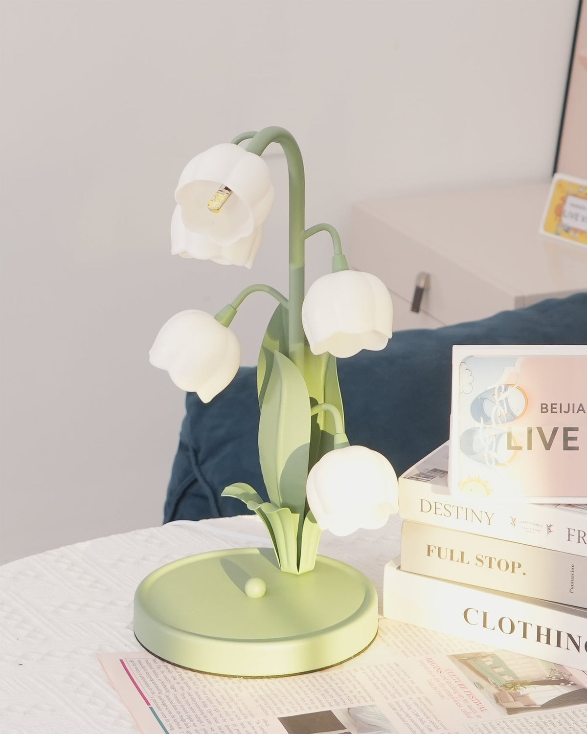Bell-Orchideen-Tischlampe — floraler Tulpenschirm, Sockel aus Metall und Polycarbonat