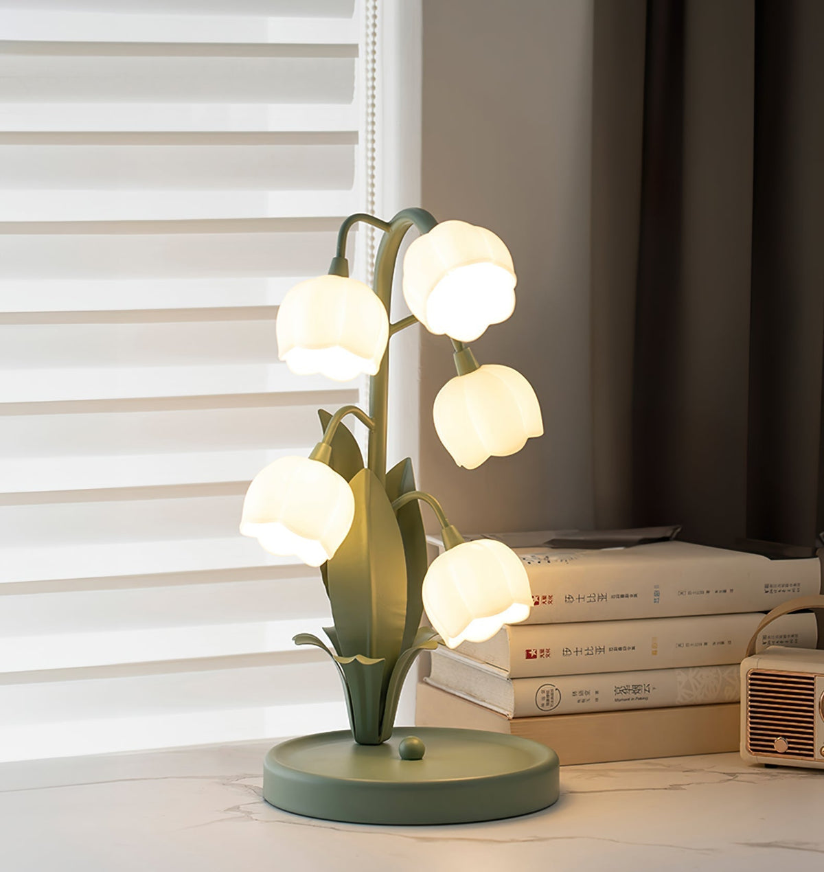 Bell-Orchideen-Tischlampe — floraler Tulpenschirm, Sockel aus Metall und Polycarbonat