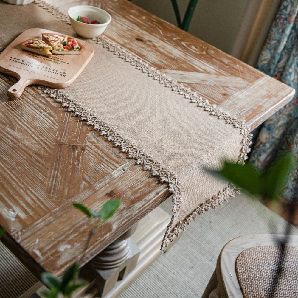 Natürlicher Boho-Jute-Tischläufer für rustikale Esszimmerdekoration
