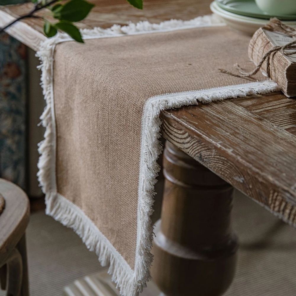 Natürlicher Boho-Jute-Tischläufer für rustikale Esszimmerdekoration