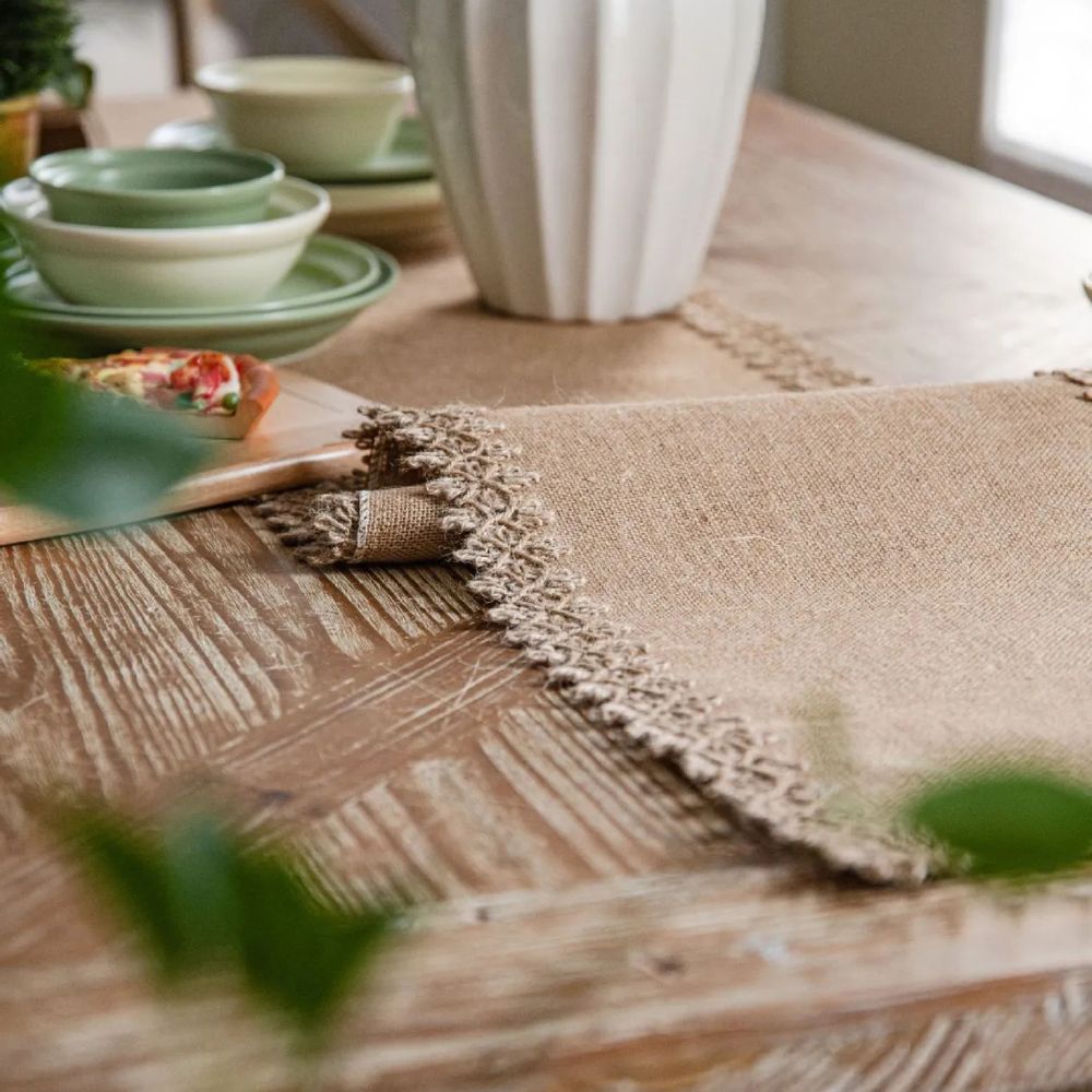 Natürlicher Boho-Jute-Tischläufer für rustikale Esszimmerdekoration