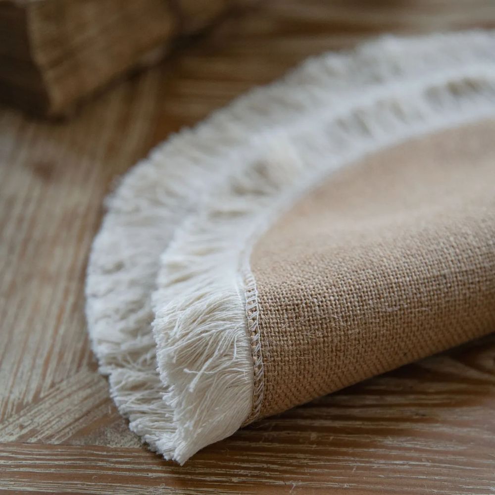 Natürlicher Boho-Jute-Tischläufer für rustikale Esszimmerdekoration