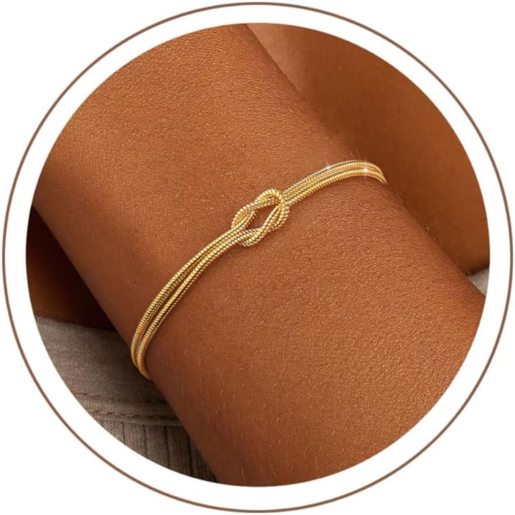 Justerbart armband med flera kedjor — central tvinnad knut