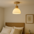 Lampa sufitowa LED Ailse z matowego szkła i naturalnego drewna — żelazna rama