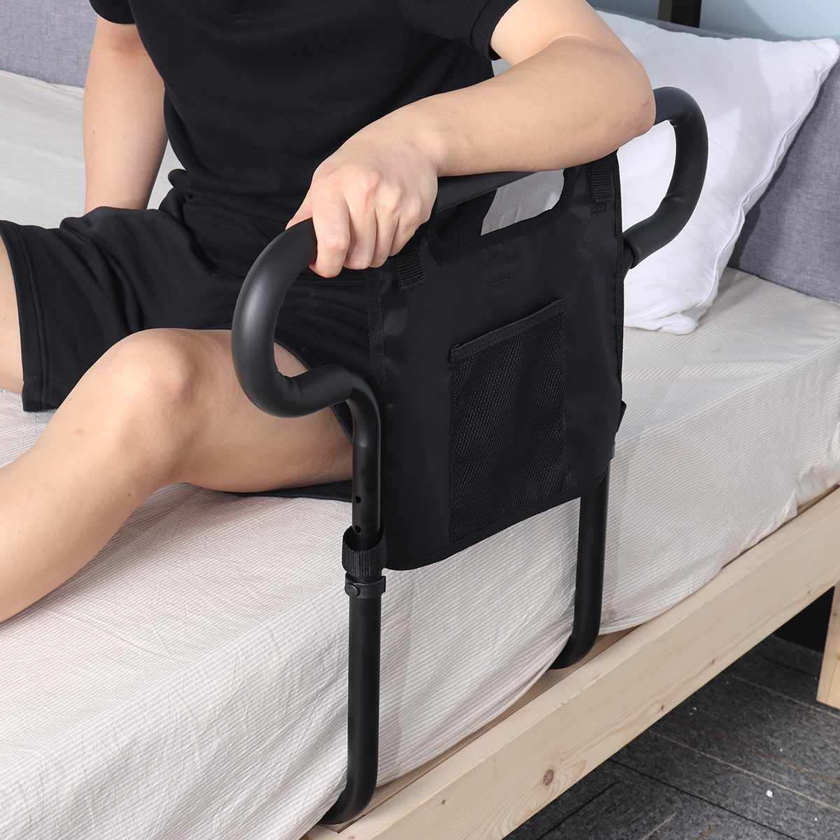 Bezpečnostní zábrana k posteli Comfort Guard — ochranná lišta, integrovaná úložná kapsa