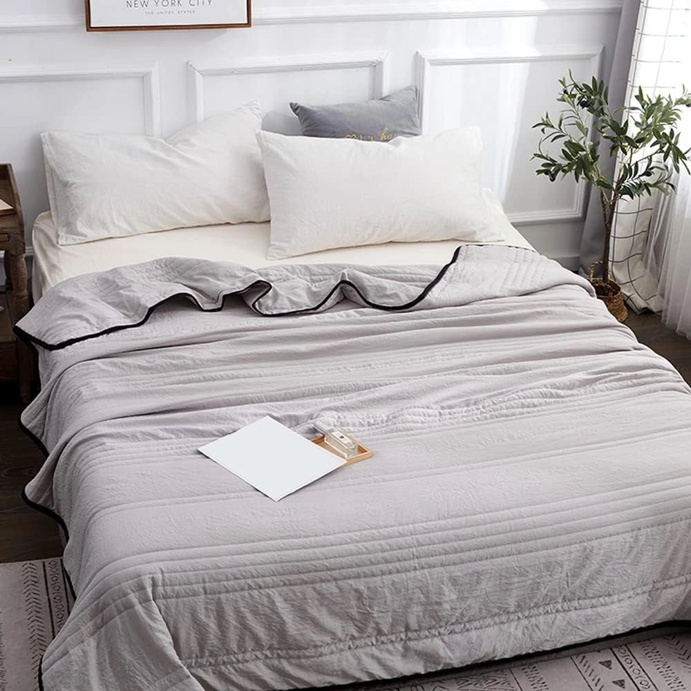 Šedá plyšová zátěžová deka Comfort Haven — hustá česaná textura, pokrytí celého těla