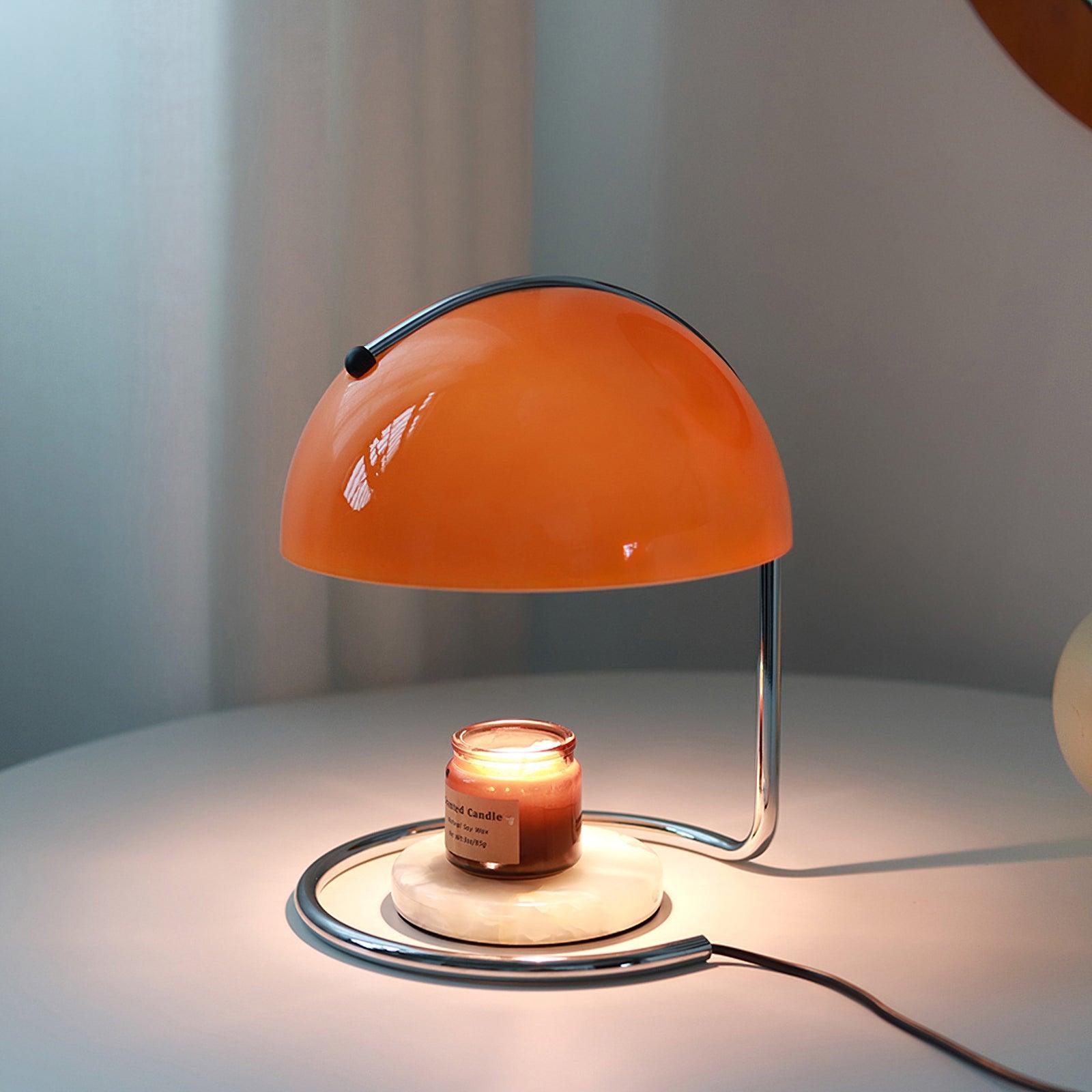 Moderne bordlampe med metalstel og glasdetaljer i kromfinish
