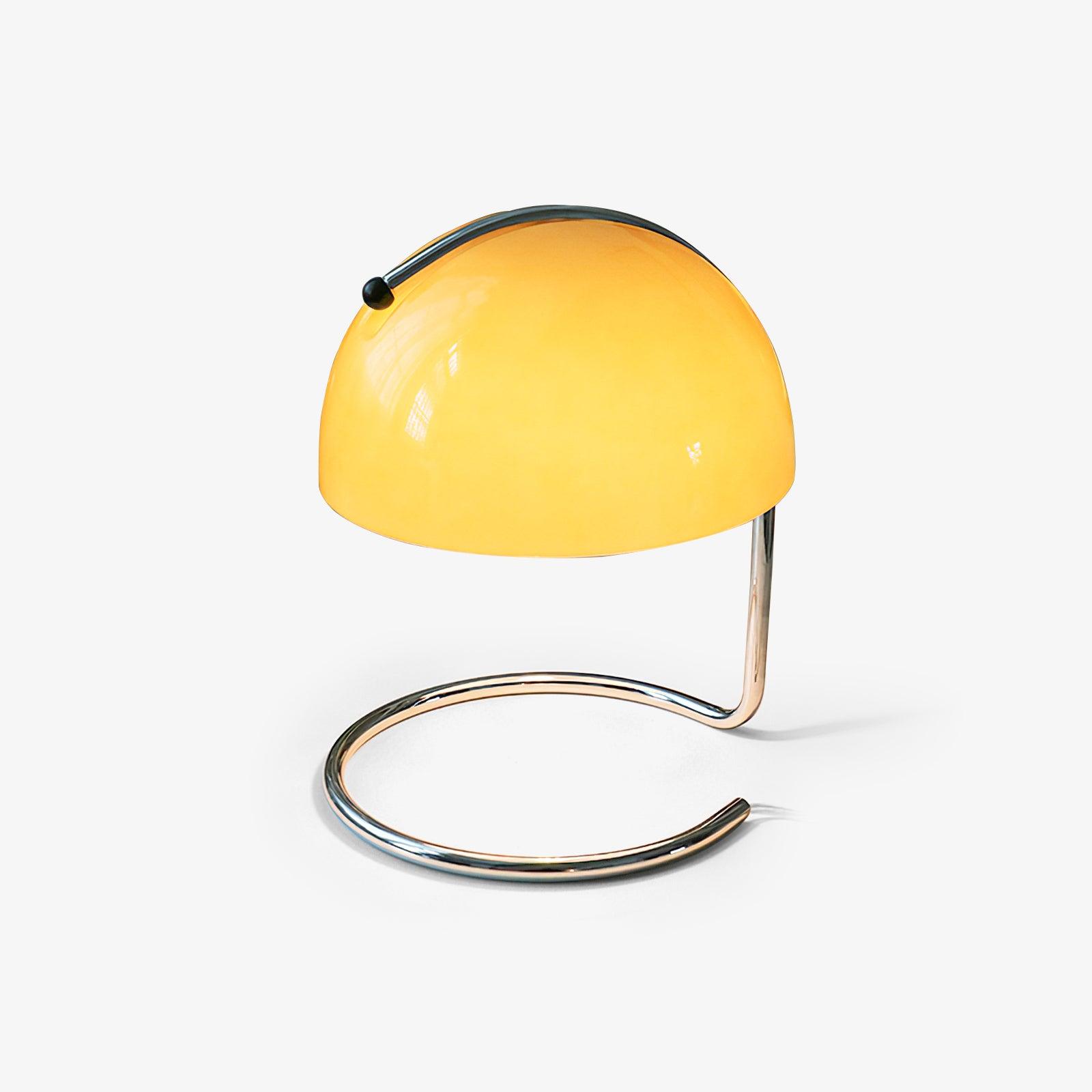 Moderne bordlampe med metalstel og glasdetaljer i kromfinish