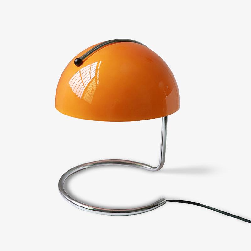 Moderne bordlampe med metalstel og glasdetaljer i kromfinish