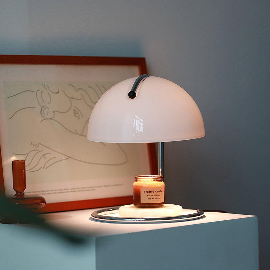Moderne bordlampe med metalstel og glasdetaljer i kromfinish