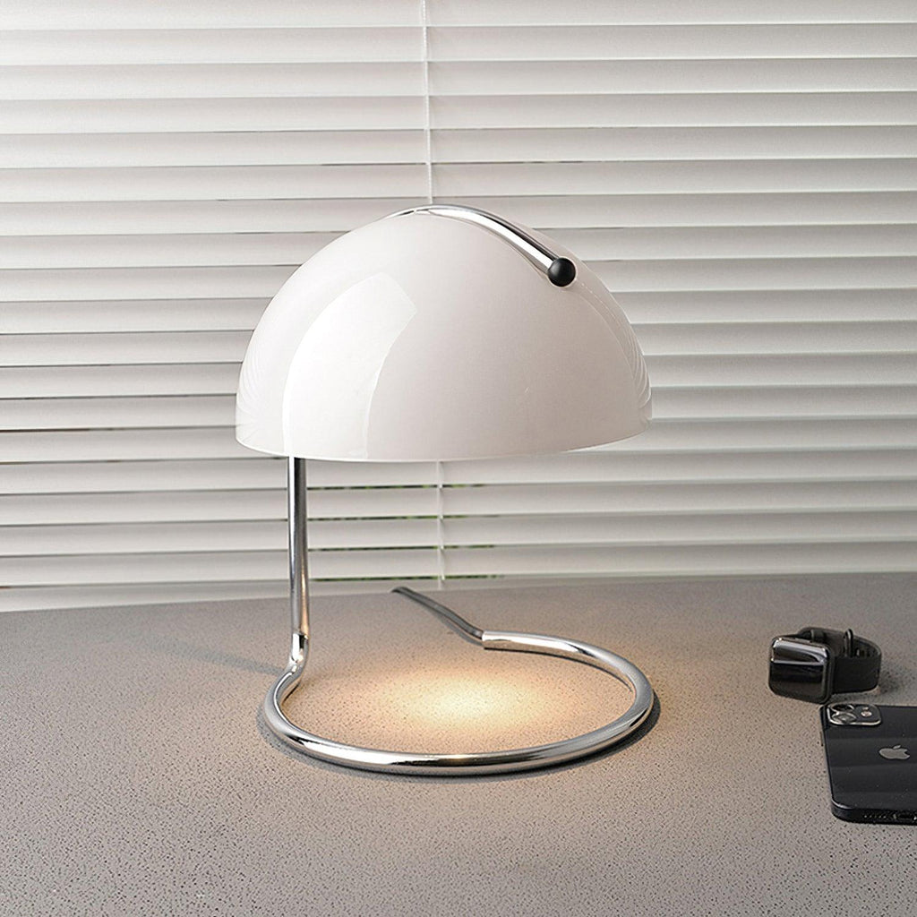 Moderne bordlampe med metalstel og glasdetaljer i kromfinish
