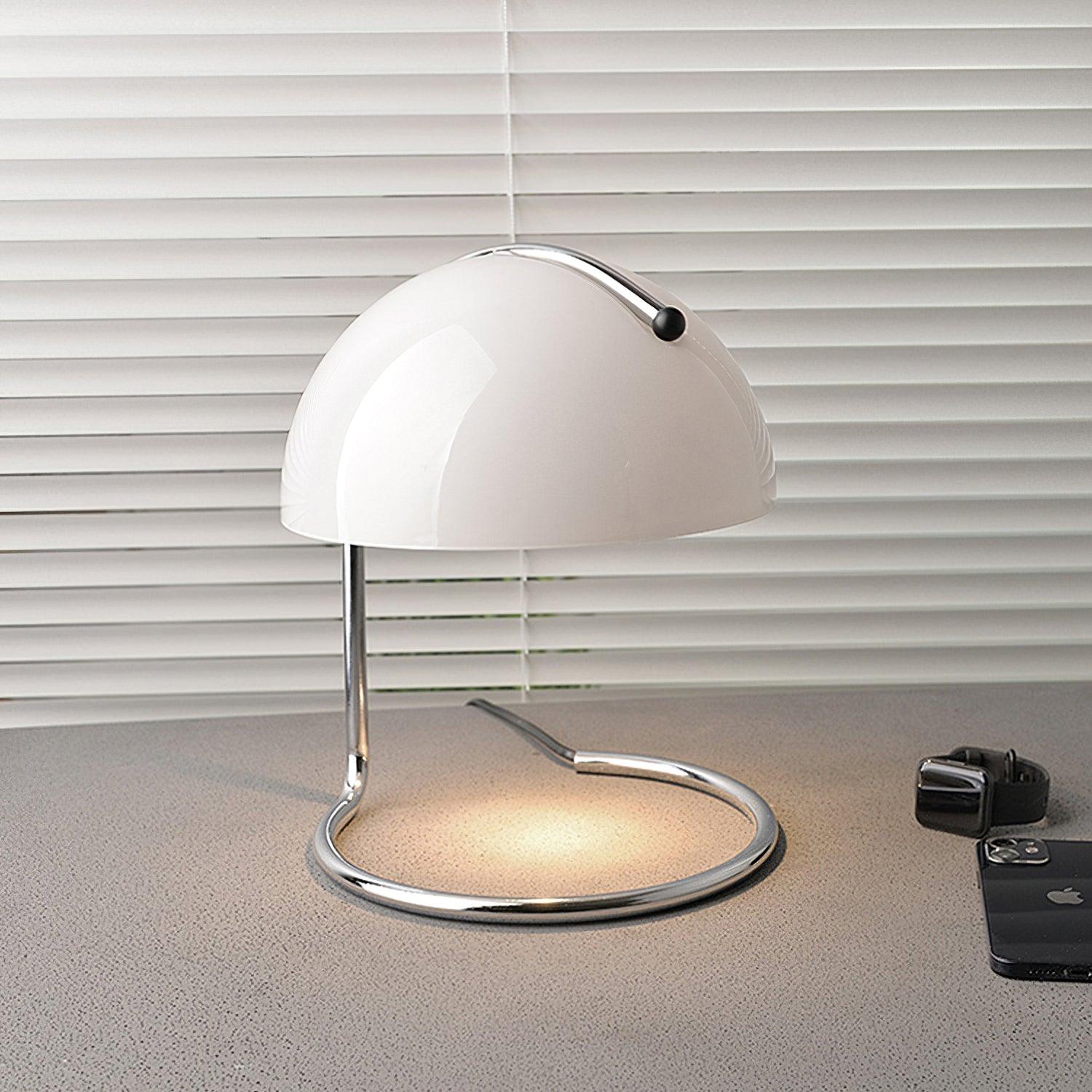 Moderne bordlampe med metalstel og glasdetaljer i kromfinish