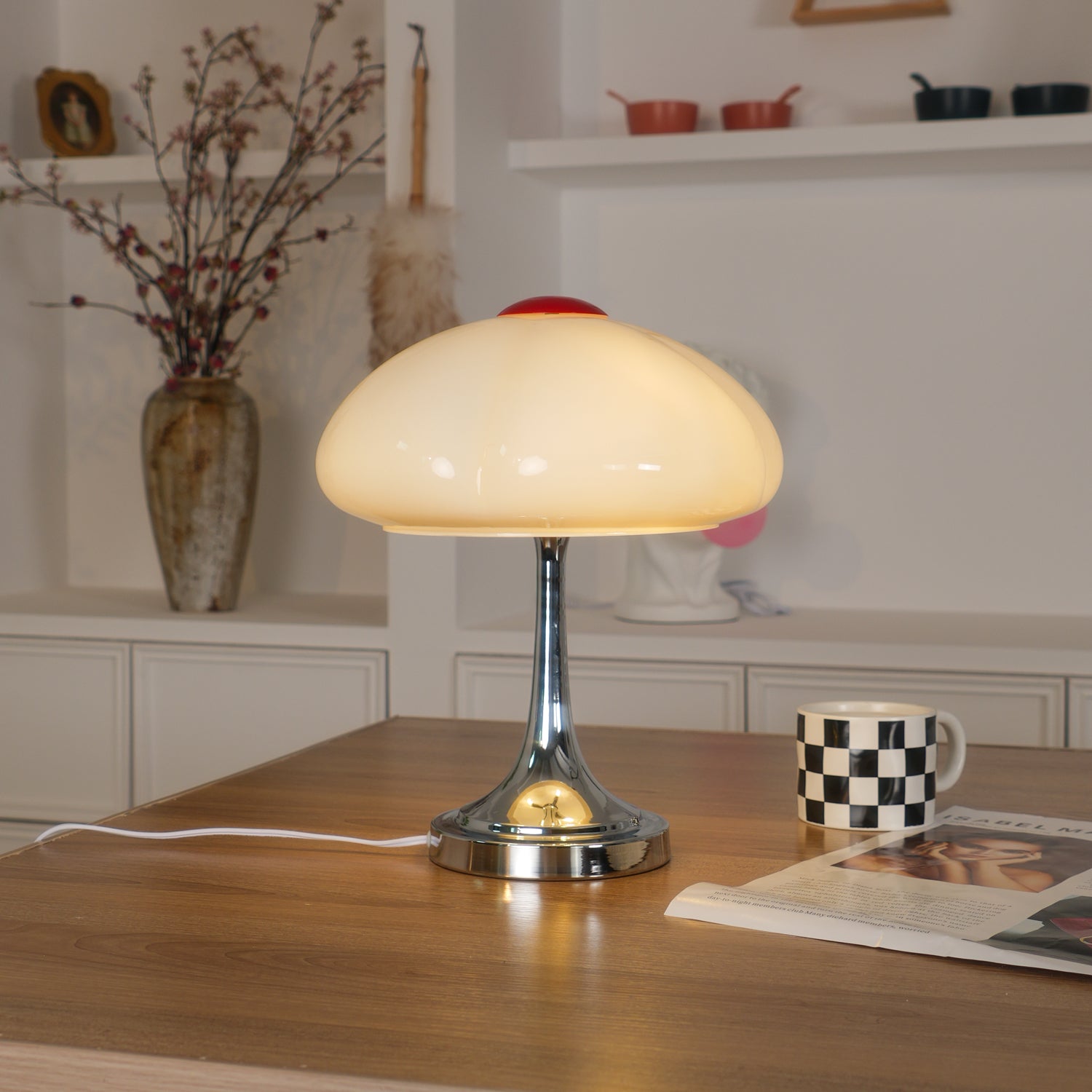 Lámpara de mesa moderna de metal y vidrio con acabado cromado