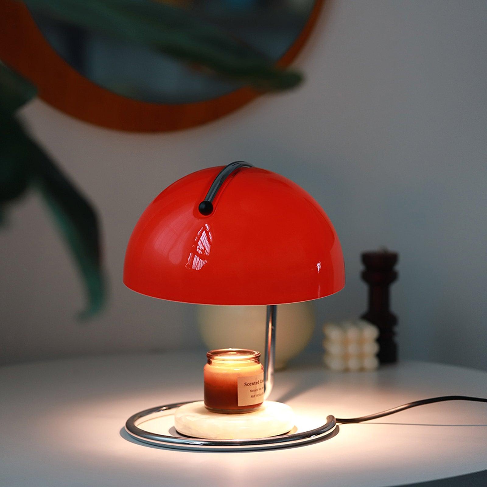 Moderne bordlampe med metalstel og glasdetaljer i kromfinish