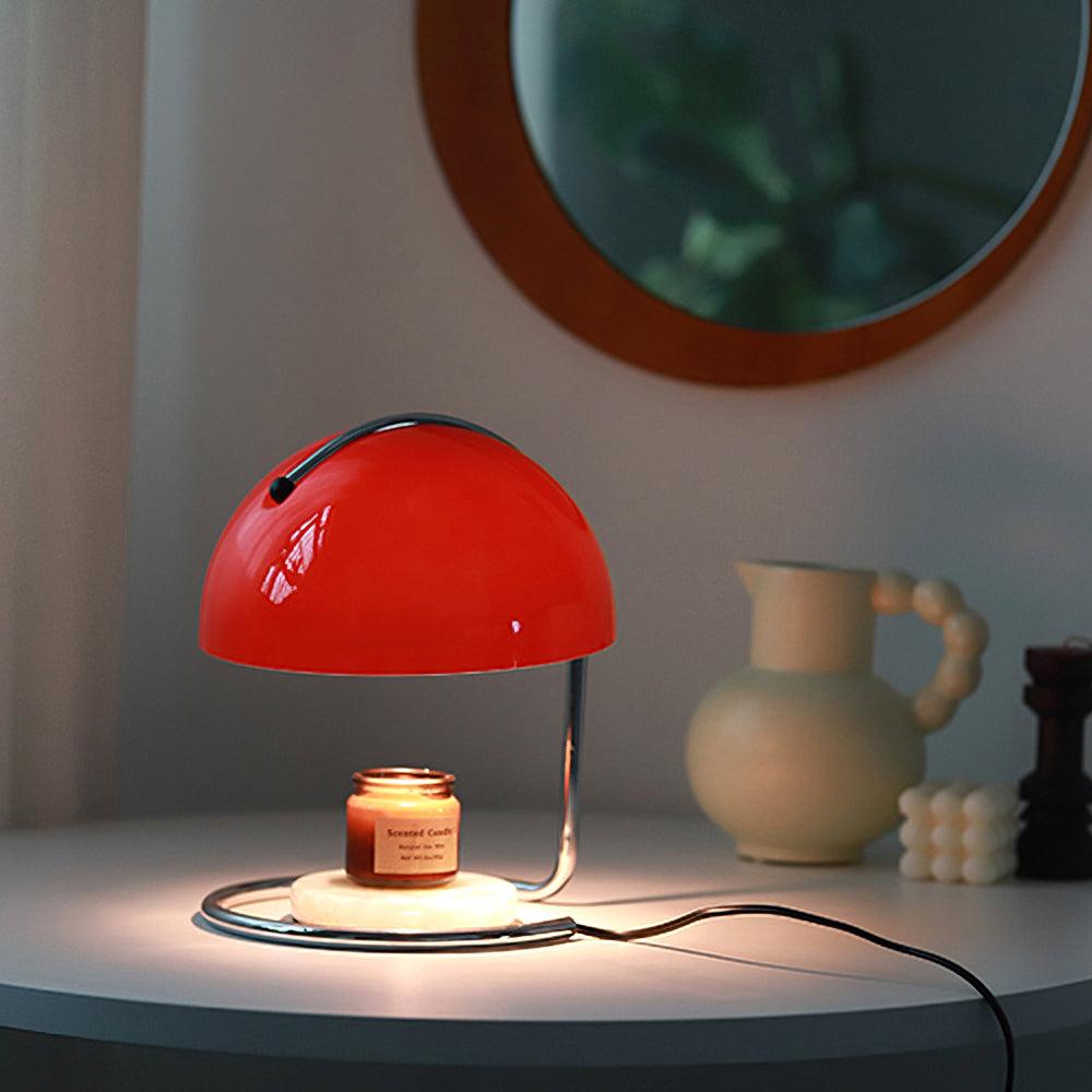 Moderne bordlampe med metalstel og glasdetaljer i kromfinish