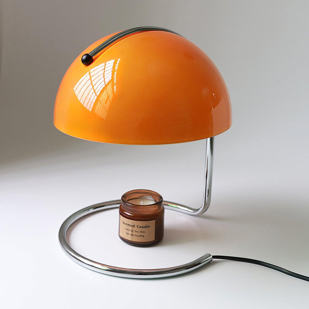 Moderne bordlampe med metalstel og glasdetaljer i kromfinish