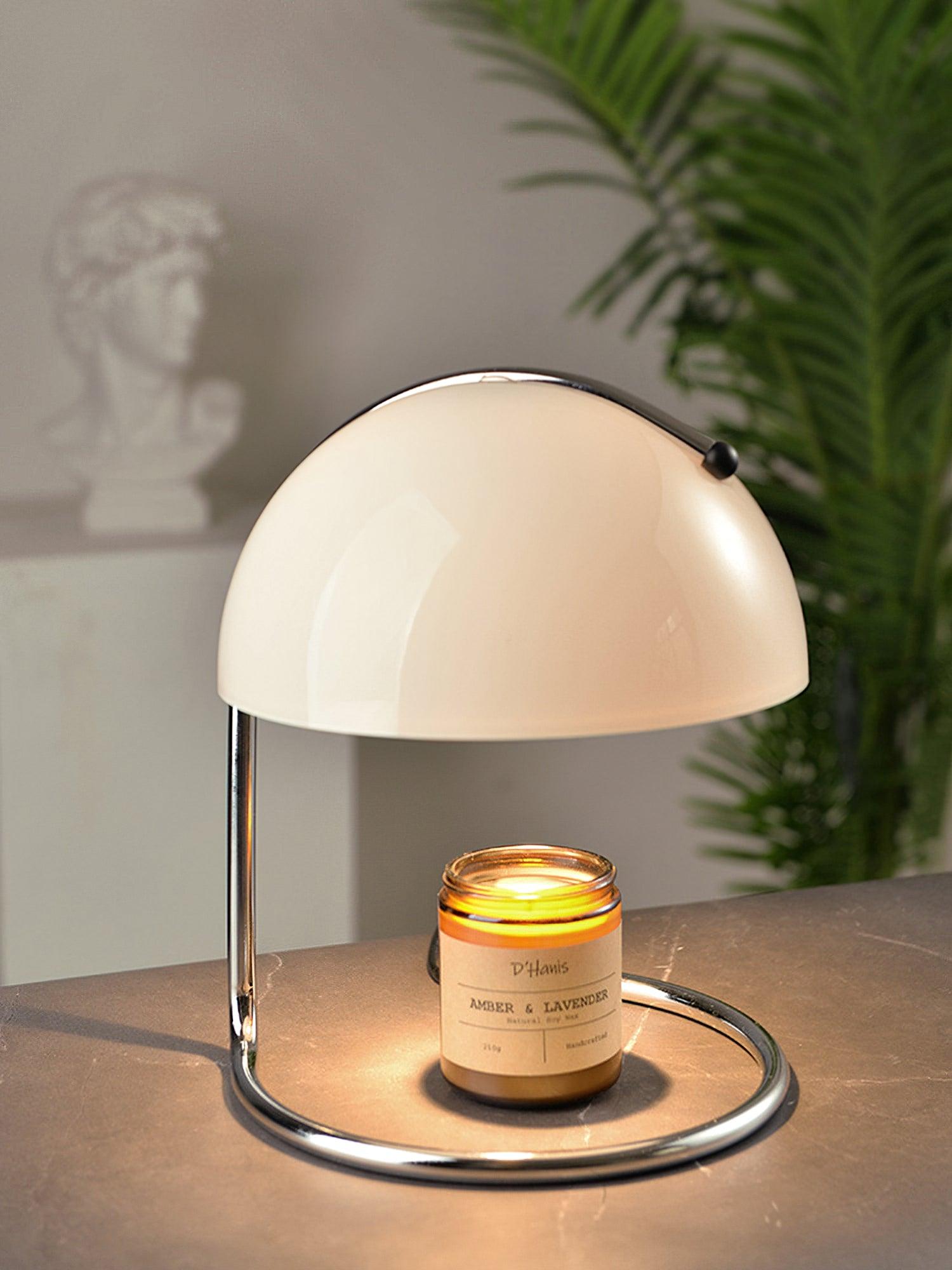 Moderne bordlampe med metalstel og glasdetaljer i kromfinish