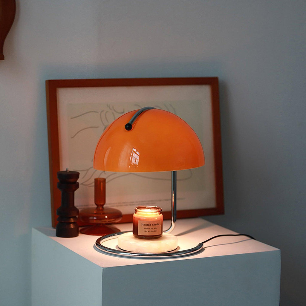 Moderne bordlampe med metalstel og glasdetaljer i kromfinish