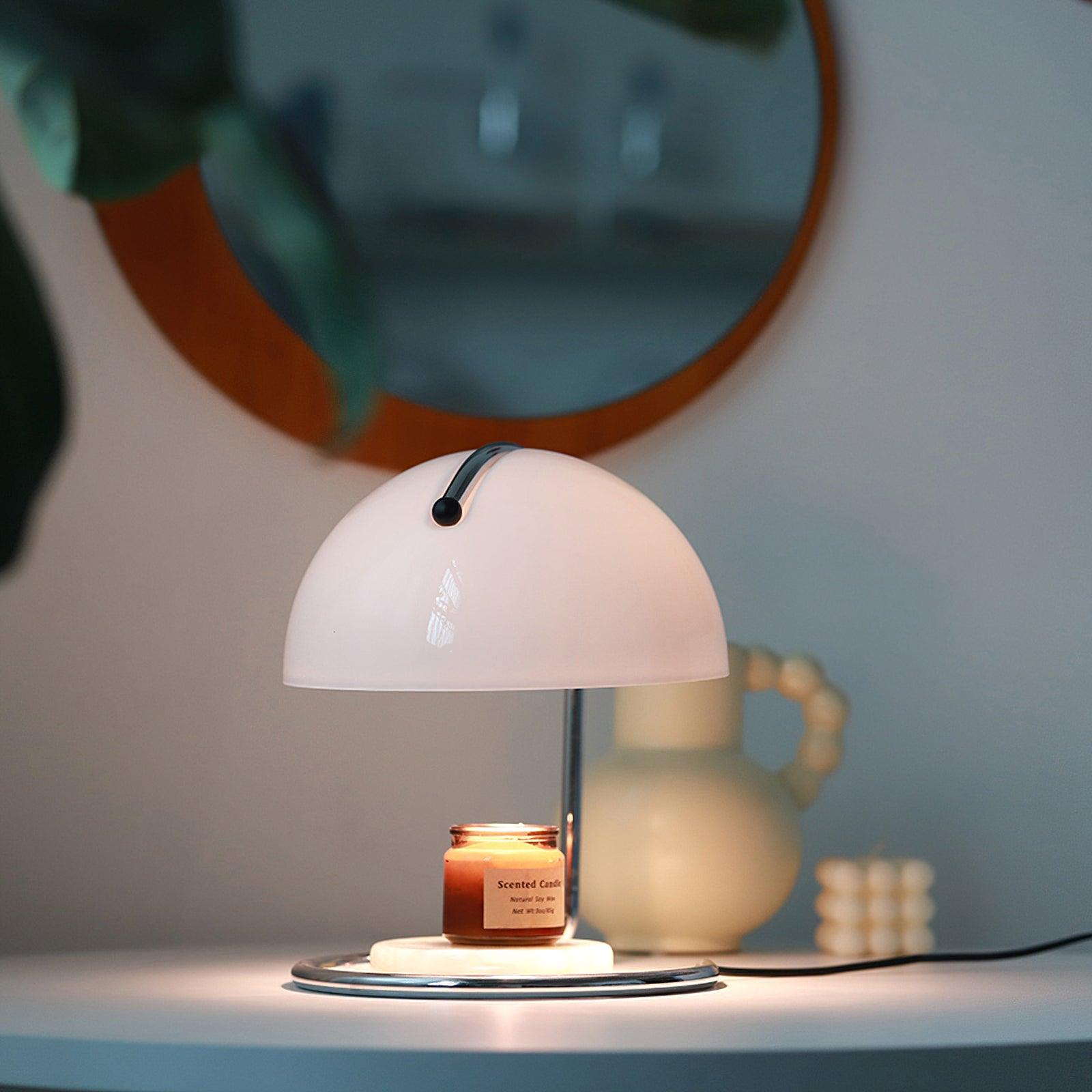 Moderne bordlampe med metalstel og glasdetaljer i kromfinish