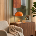 Moderne bordlampe med metalstel og glasdetaljer i kromfinish