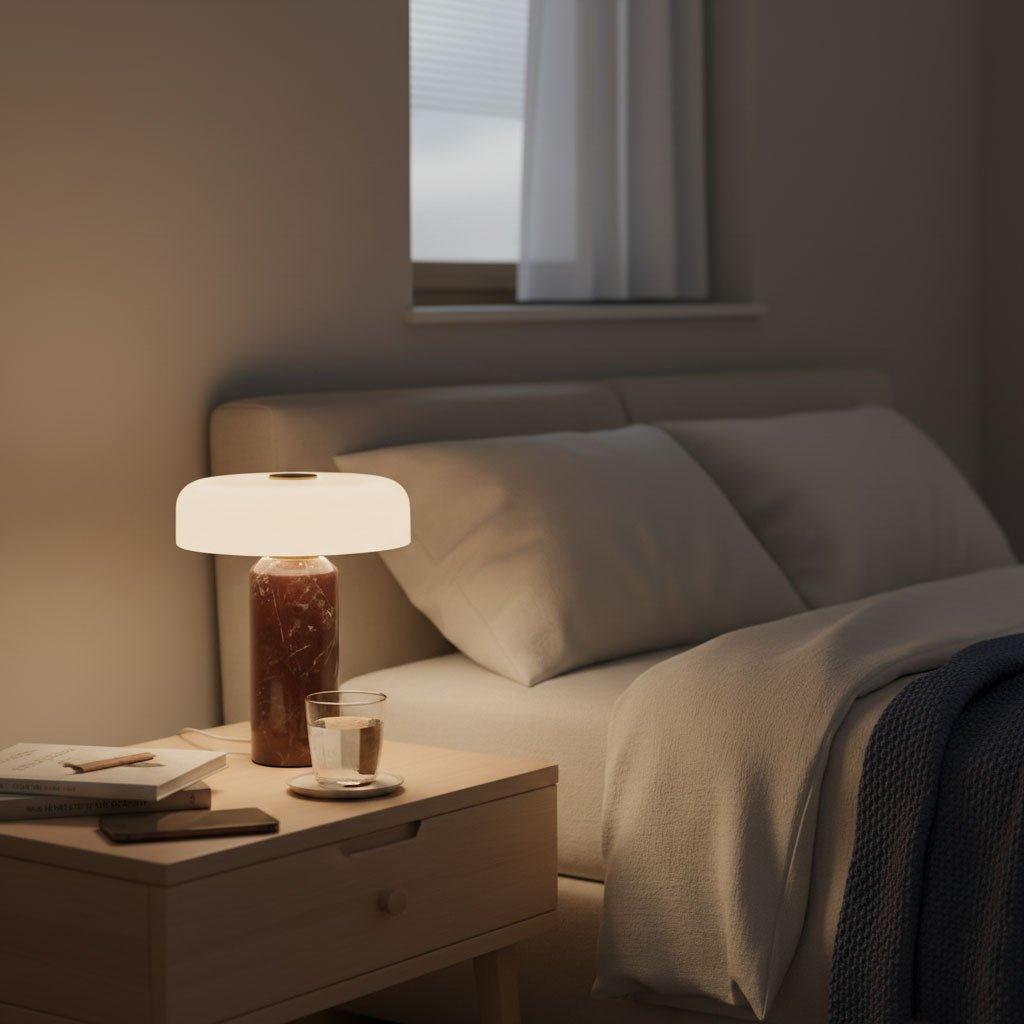 Stolní lampa Opaline s odstínem, mramorová, bezdrátová, bílý povrch