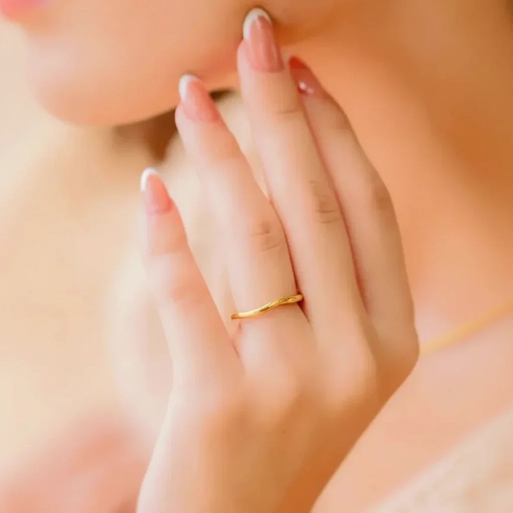Anello minimalista in acciaio inossidabile — Finitura dorata liscia