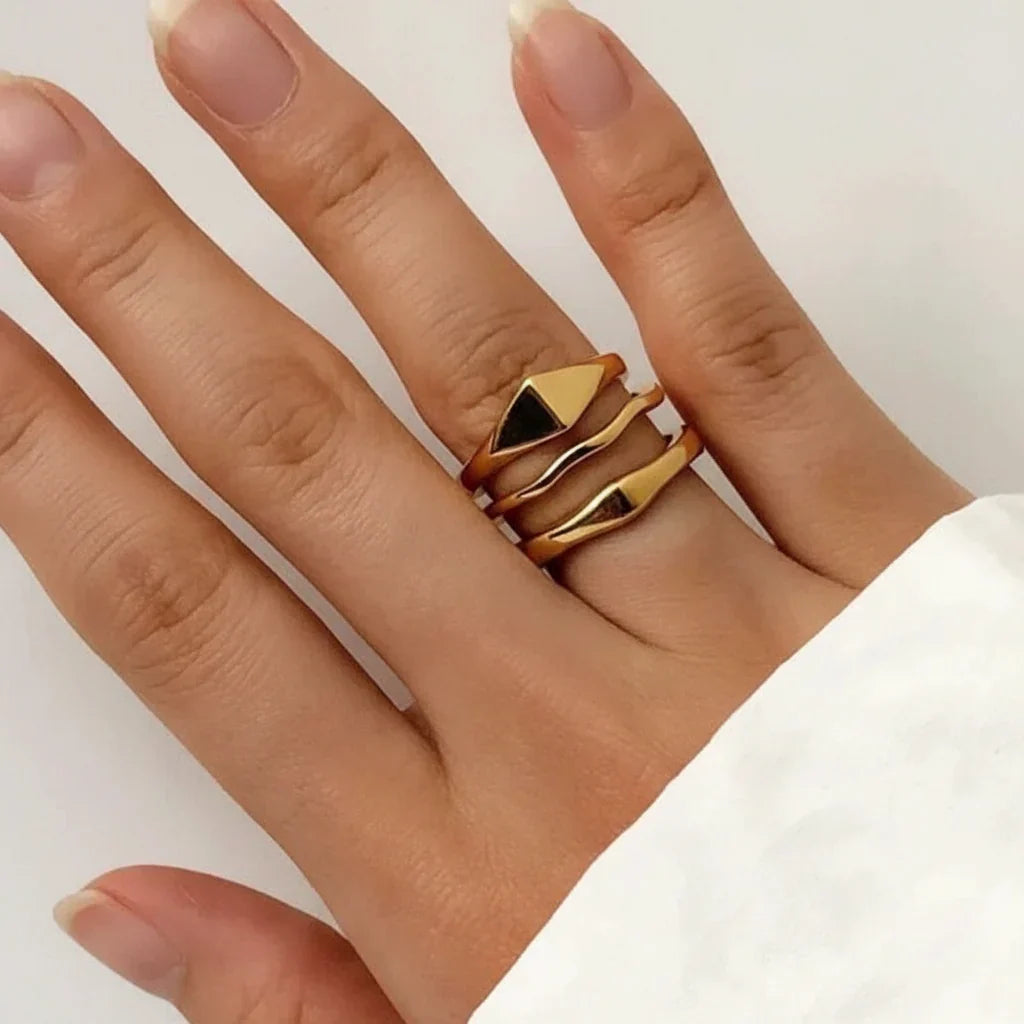Anello minimalista in acciaio inossidabile — Finitura dorata liscia