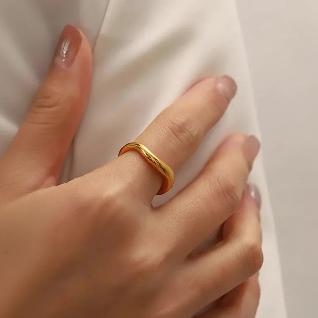 Anello minimalista in acciaio inossidabile — Finitura dorata liscia