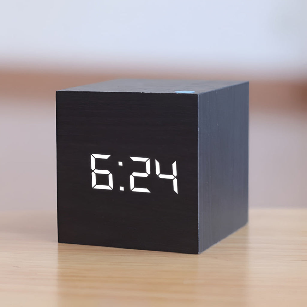 Digital väckarklocka med LED-display, skrivbordstemperaturmätare och timer | Meowbutter