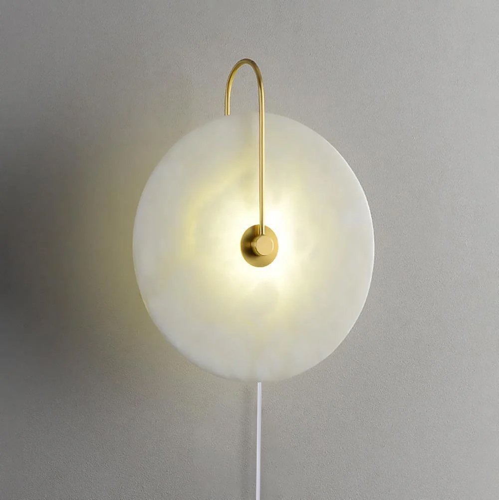 Elegant justerbar LED-væglampe med alabasterskærm