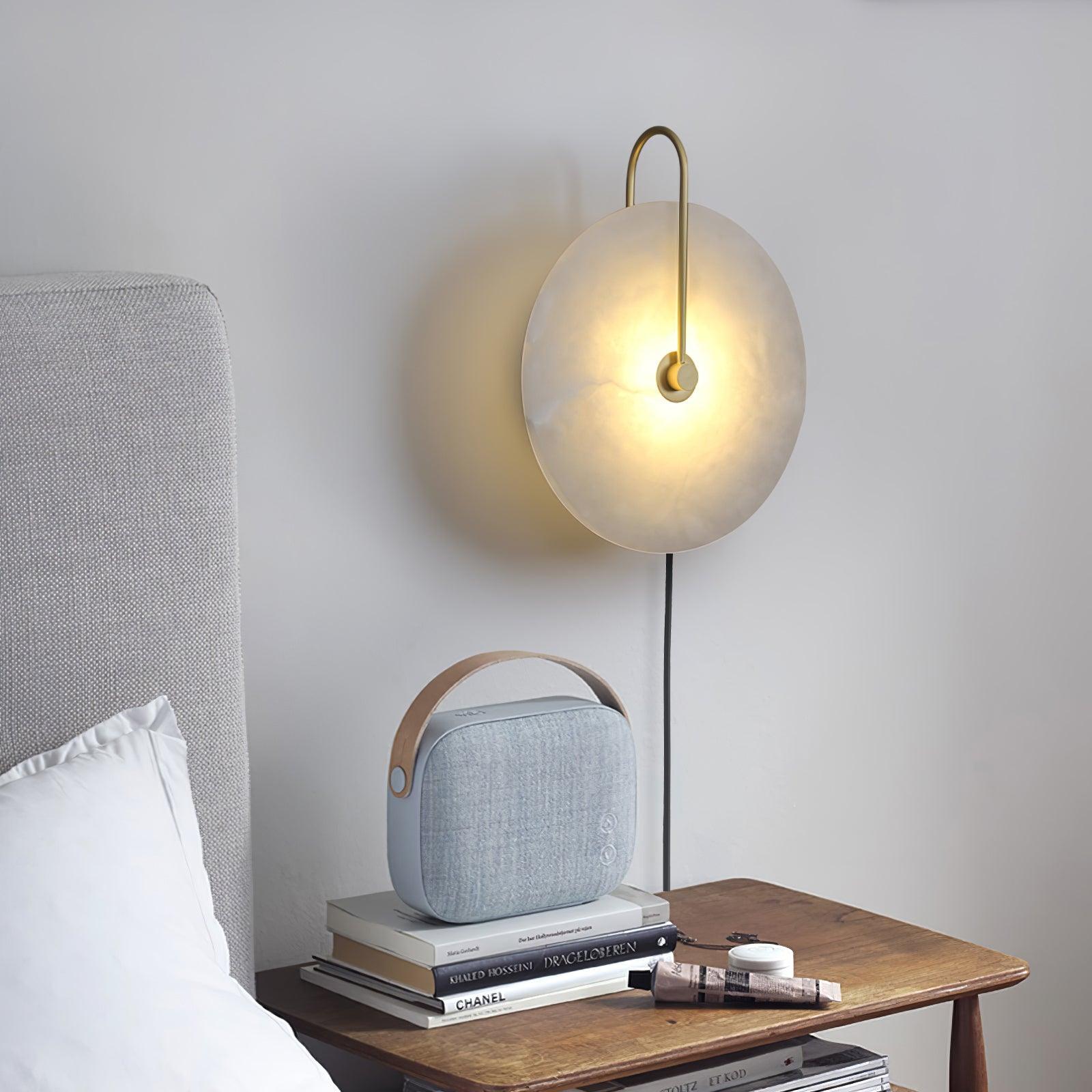 Elegant justerbar LED-væglampe med alabasterskærm