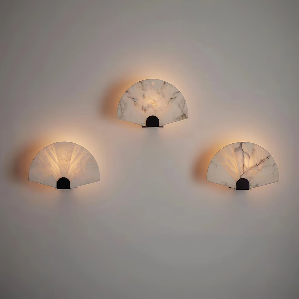 Elegantní nástěnné svítidlo s alabastrovým LED světlem a černým podstavcem