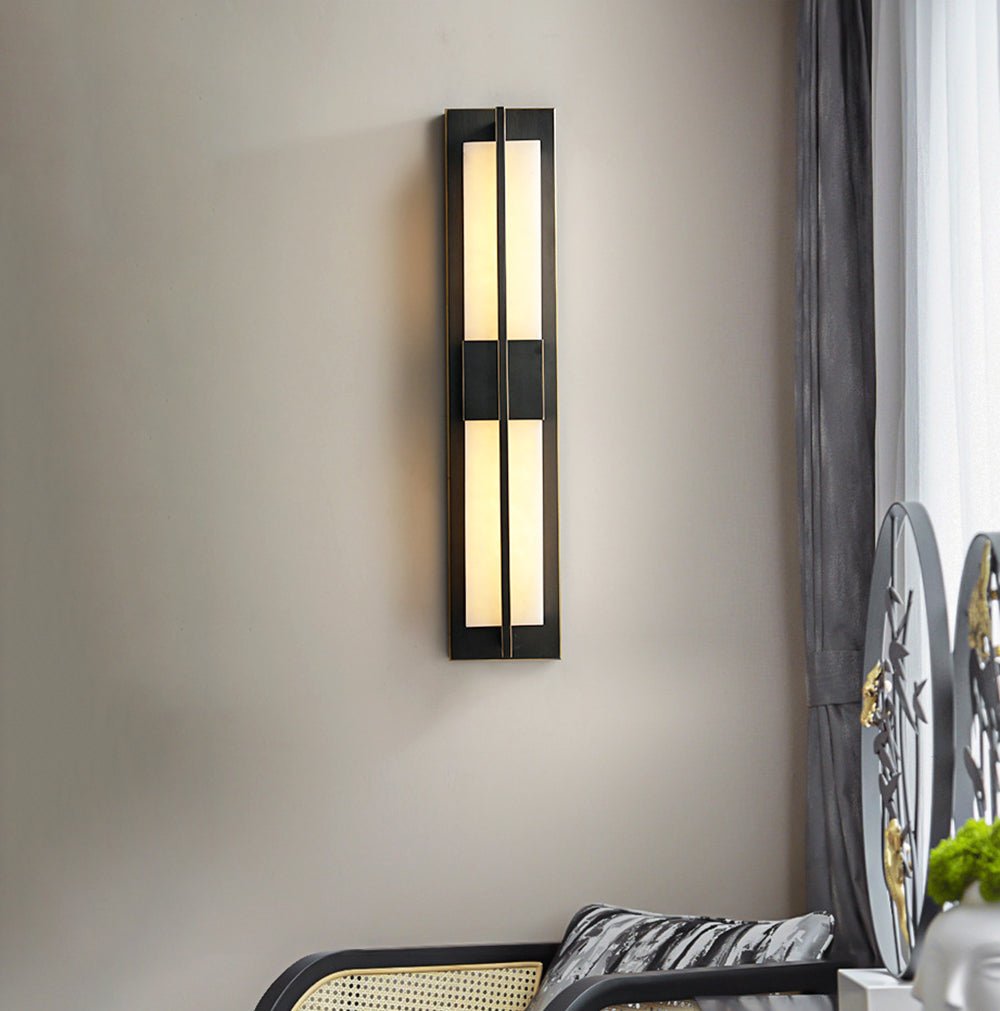 Mosazné a alabastrové LED nástěnné svítidlo pro elegantní osvětlení chodby a obývacího pokoje