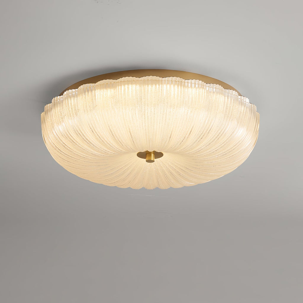 Regulowana lampa sufitowa w złotym wykończeniu z mlecznym kloszem ze szkła