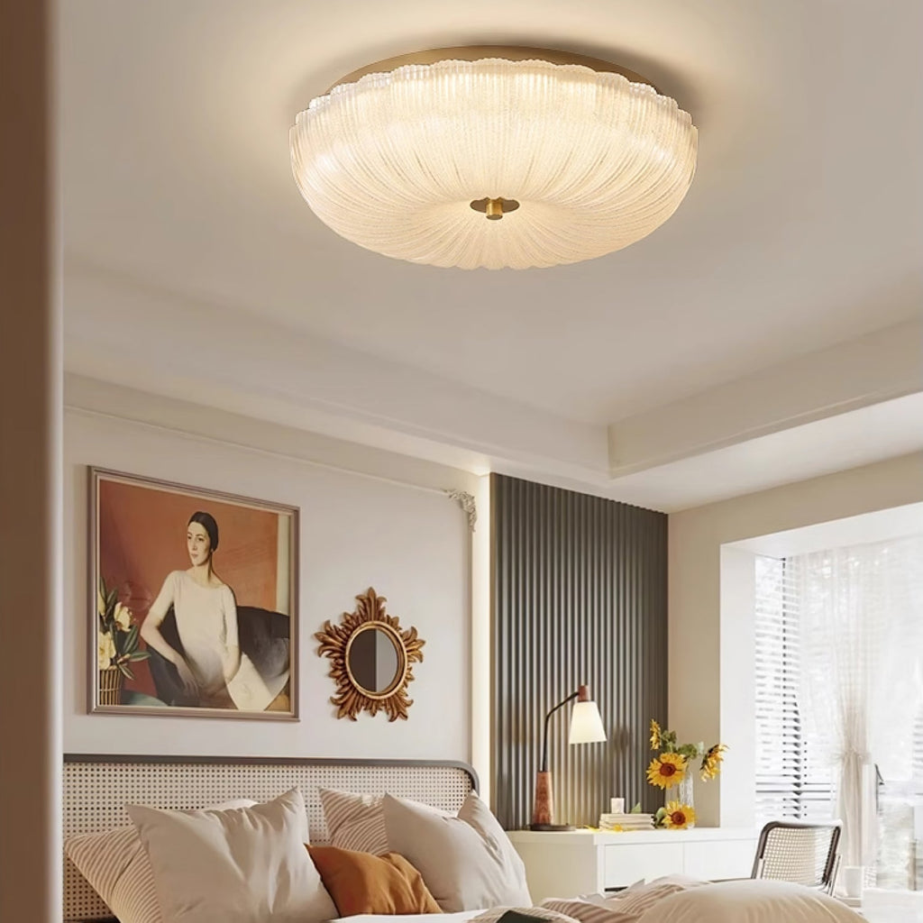 Regulowana lampa sufitowa w złotym wykończeniu z mlecznym kloszem ze szkła