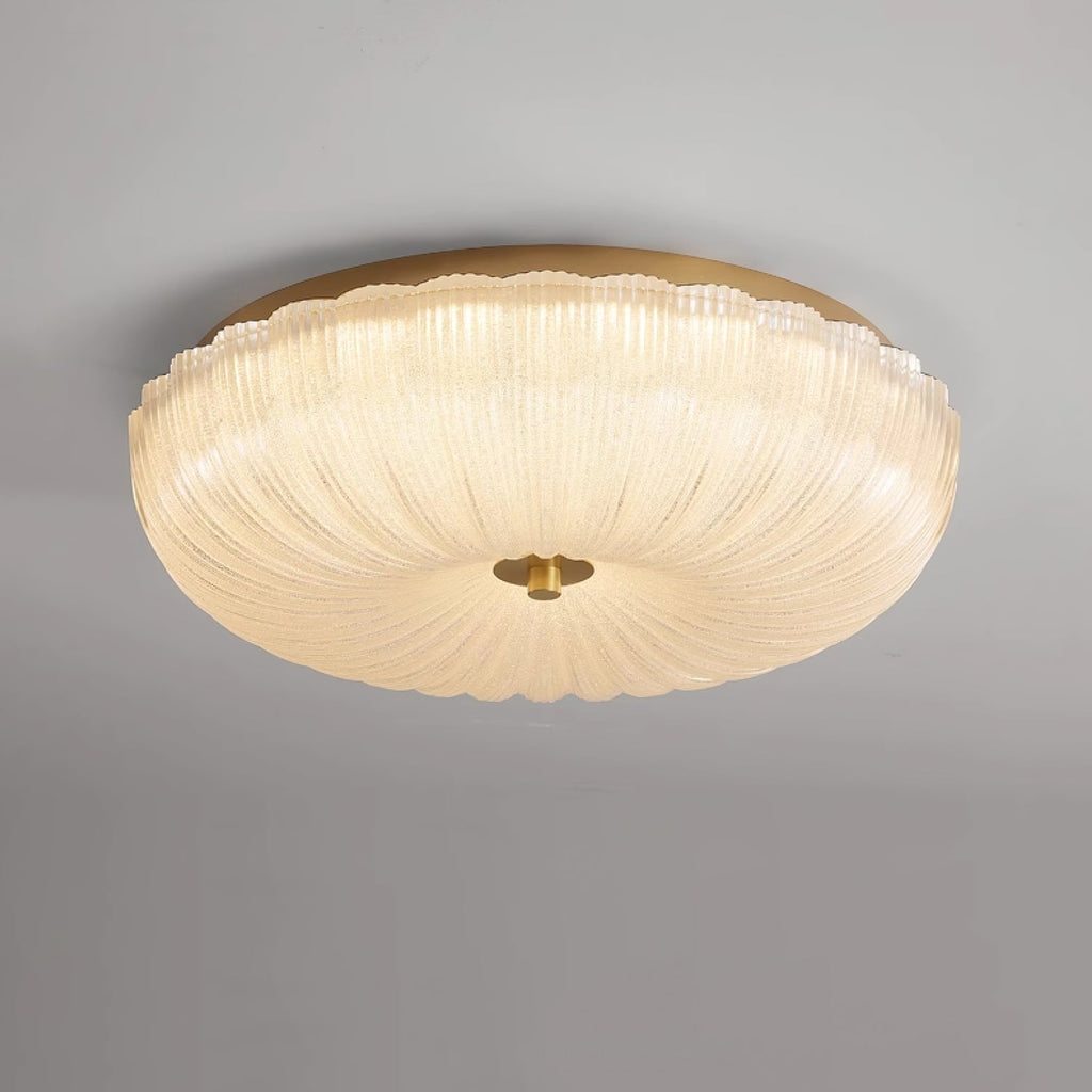 Regulowana lampa sufitowa w złotym wykończeniu z mlecznym kloszem ze szkła