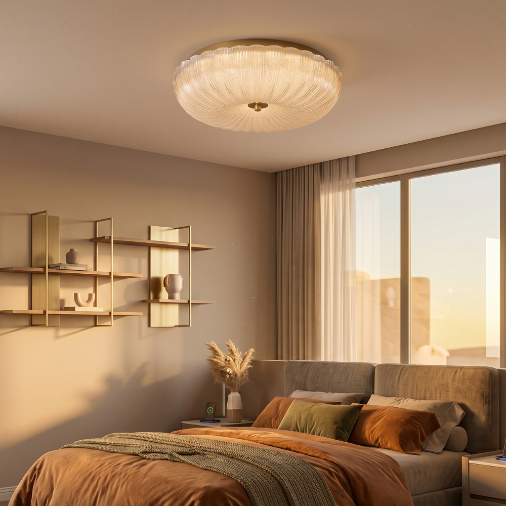 Luminária de Teto Regulável com Acabamento Dourado e Cúpula de Vidro Fosco