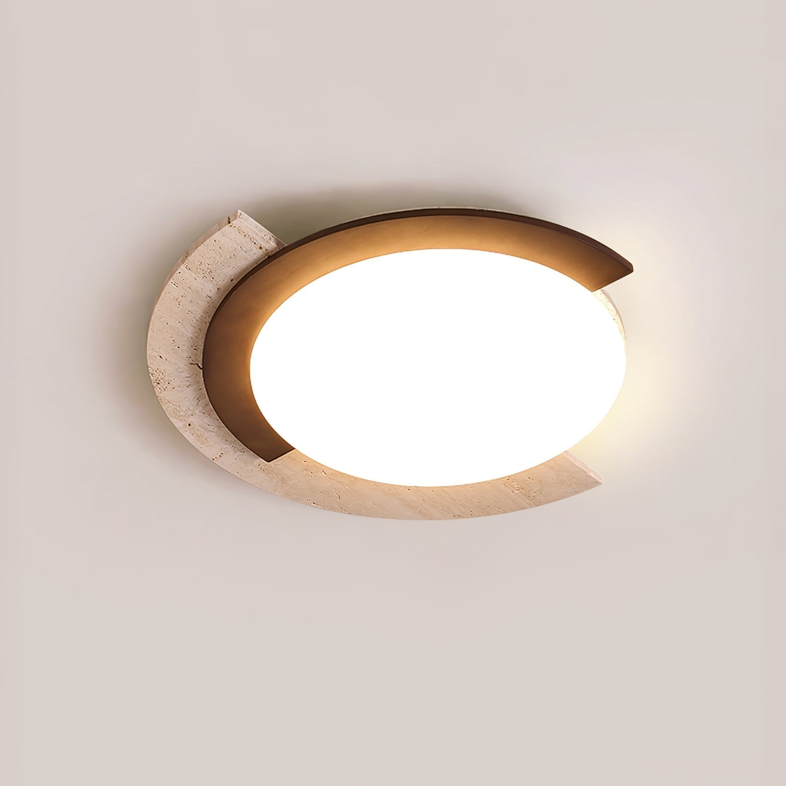 Elegante dimbare boogplafondlamp met gele travertijn