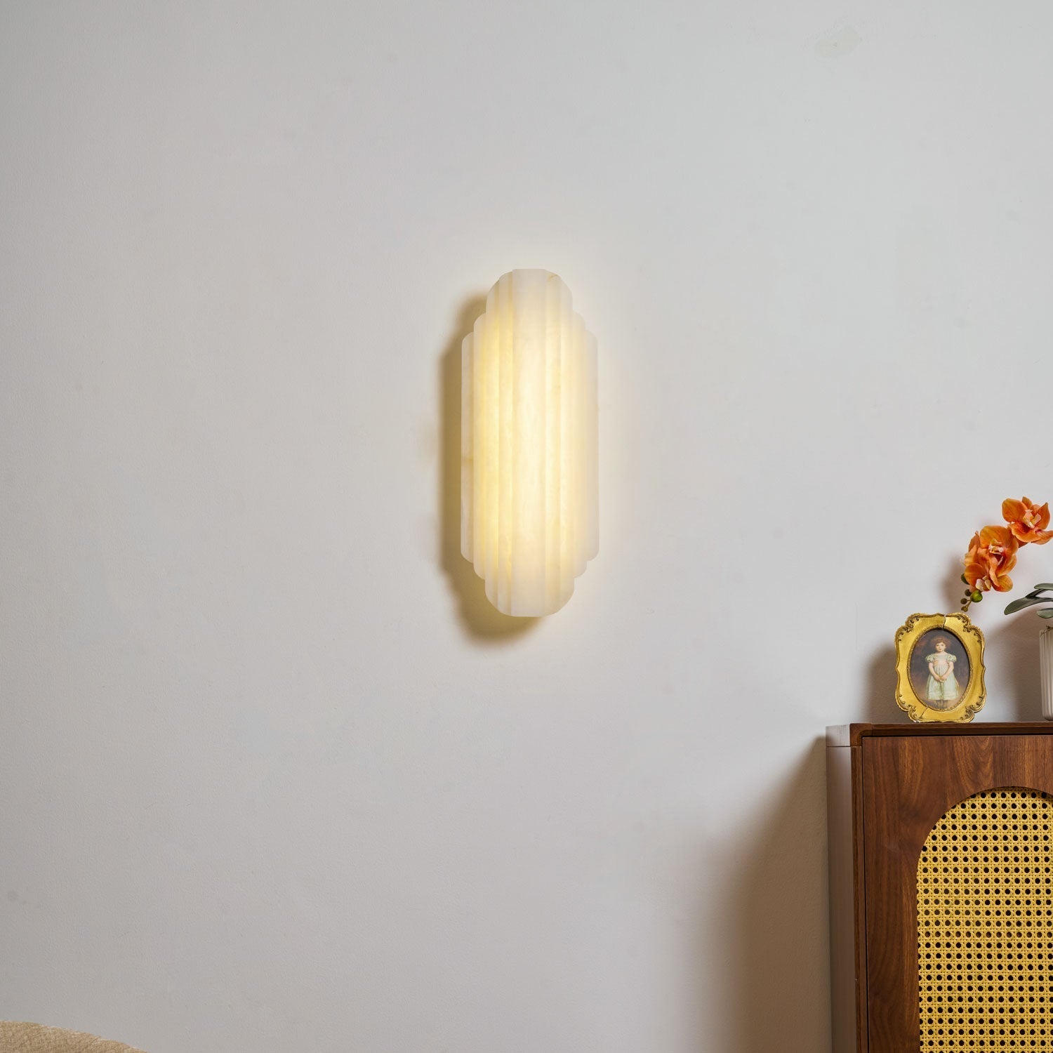Aplique de alabastro con base de metal y luz regulable