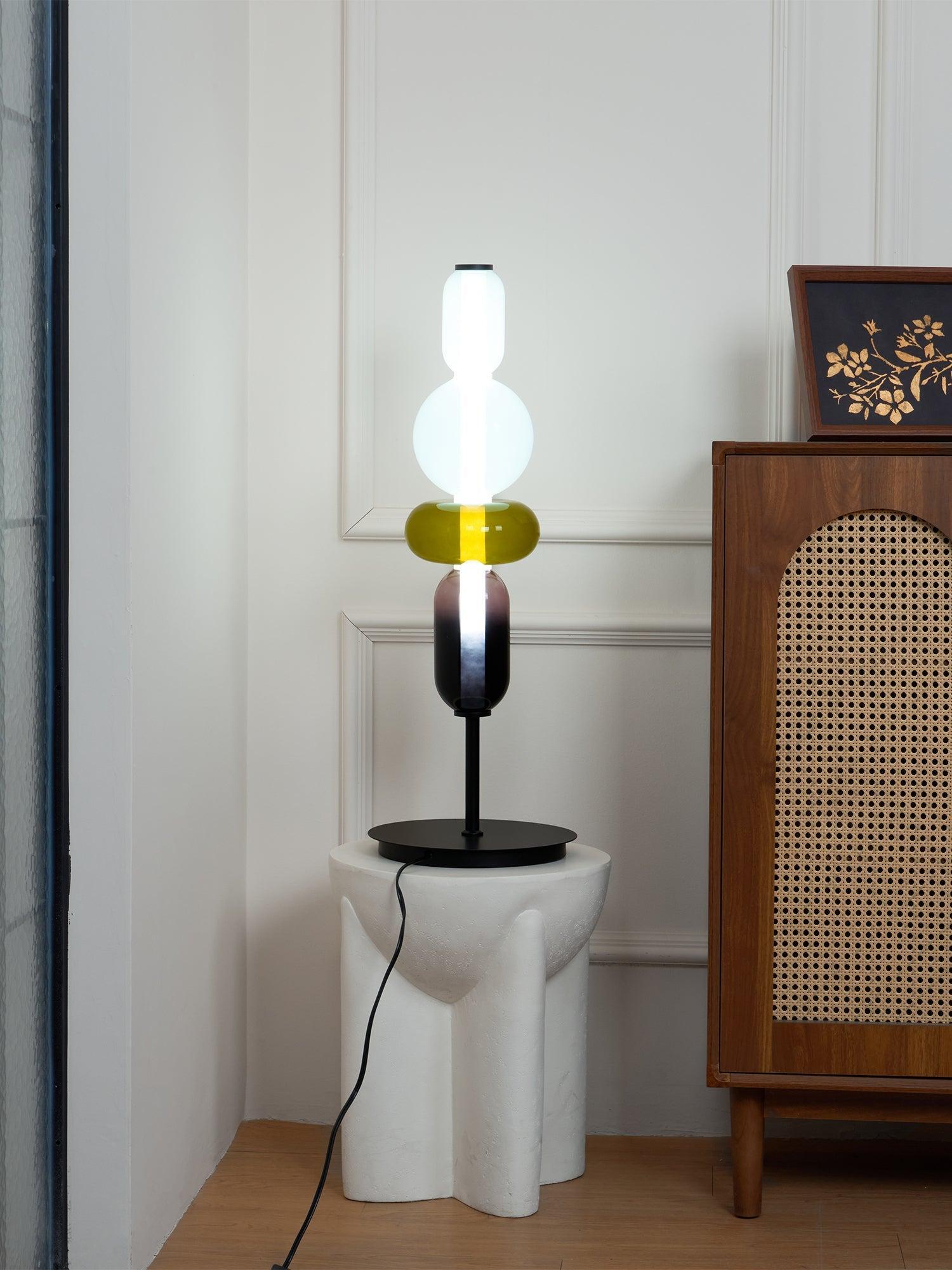Pebbles glasbordlampe med integreret LED-belysning