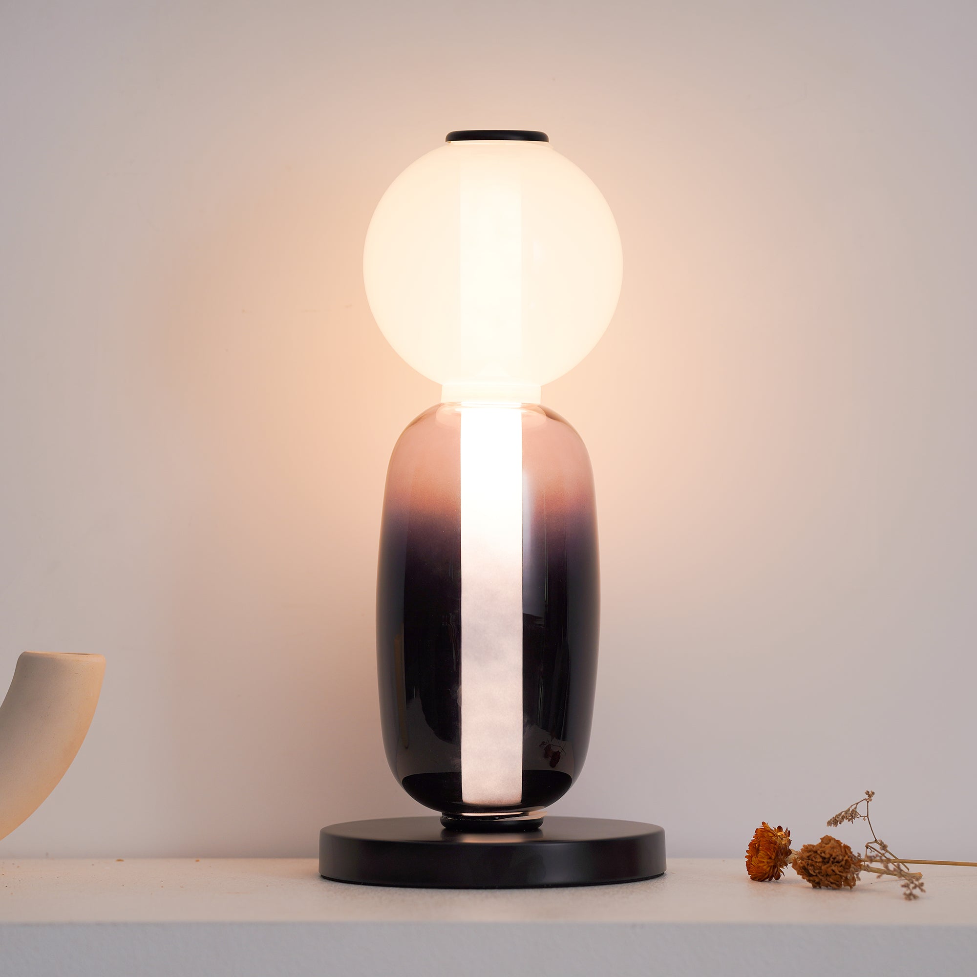Pebbles glasbordlampe med integreret LED-belysning