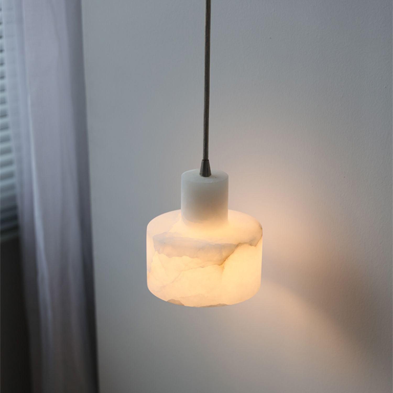 Chic Alabaster pendel med justerbar højde