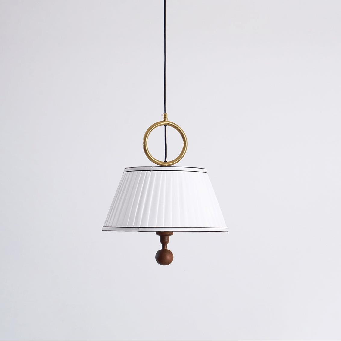Luminária de Pendurar Refinada com Abajur de Tecido e Detalhes em Metal, Altura Ajustável