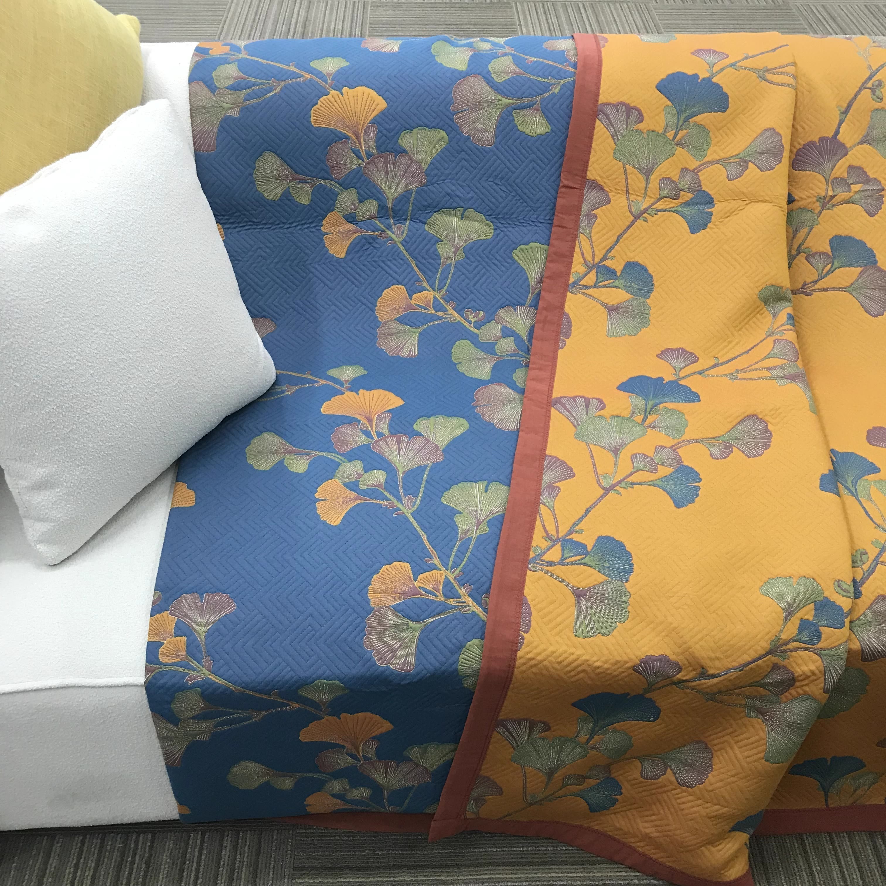 Elegáns, kétoldalas jacquard paplan — megfordítható kialakítás, egyenletes hőszigetelés