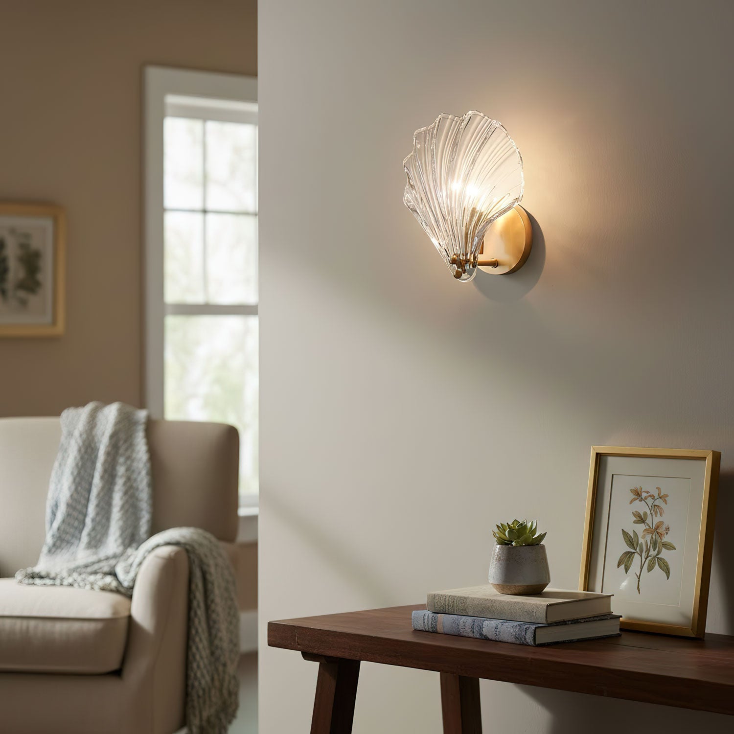 Aplica de perete cu finisaj din alamă și carcasă, compatibilă cu LED-uri