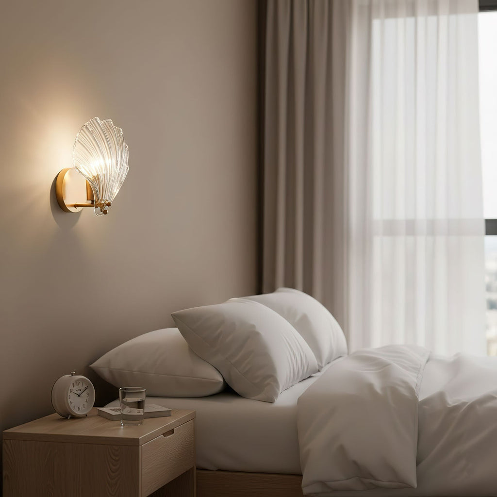 Aplica de perete cu finisaj din alamă și carcasă, compatibilă cu LED-uri